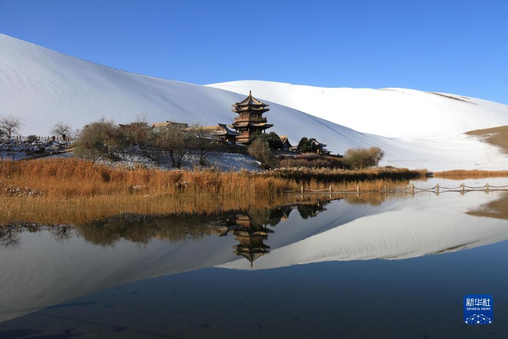 降雪後の砂漠に広がる美しい景色　甘粛省敦煌