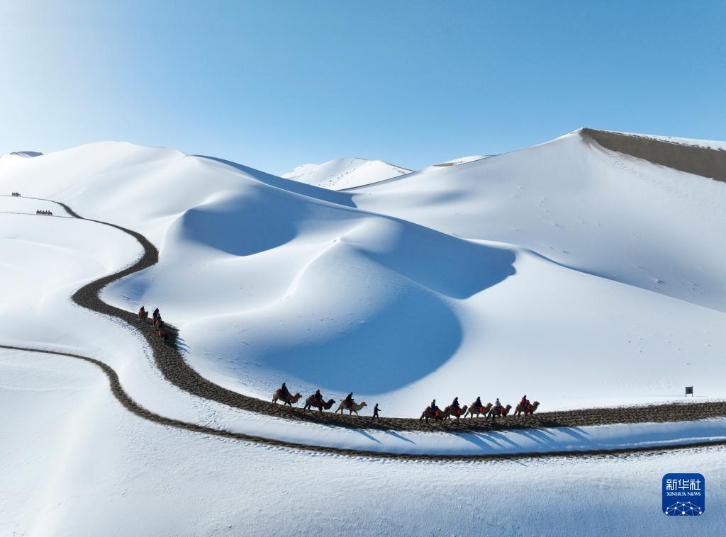 降雪後の砂漠に広がる美しい景色　甘粛省敦煌