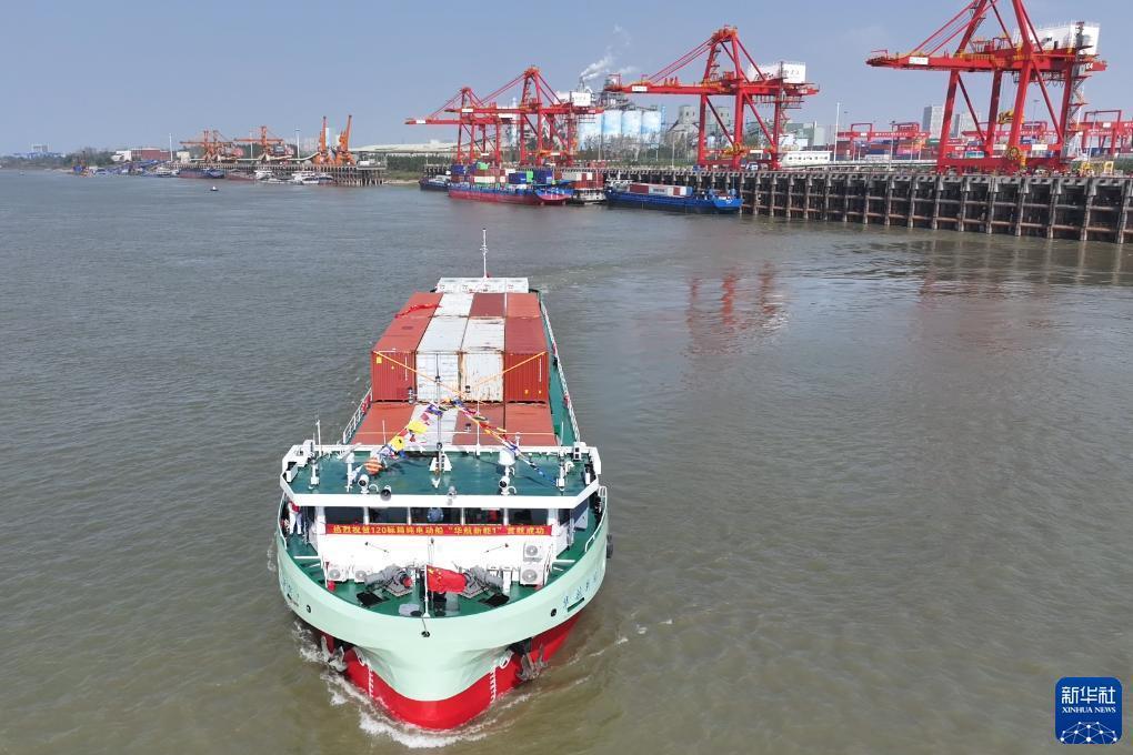 漢江初の純電動式コンテナモデル船が初航行　湖北省武漢