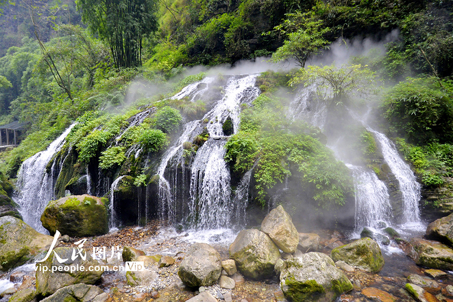 豊かな水量で幻想的な光景広がる黄竜瀑布　湖北省宜昌