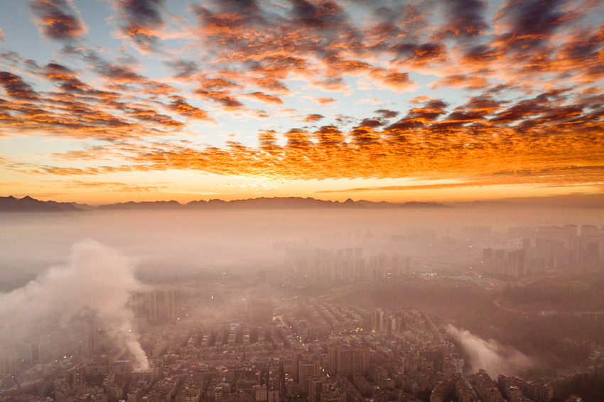 美しい朝焼けと雲や霧が漂う幻想的な雲南省鎮雄