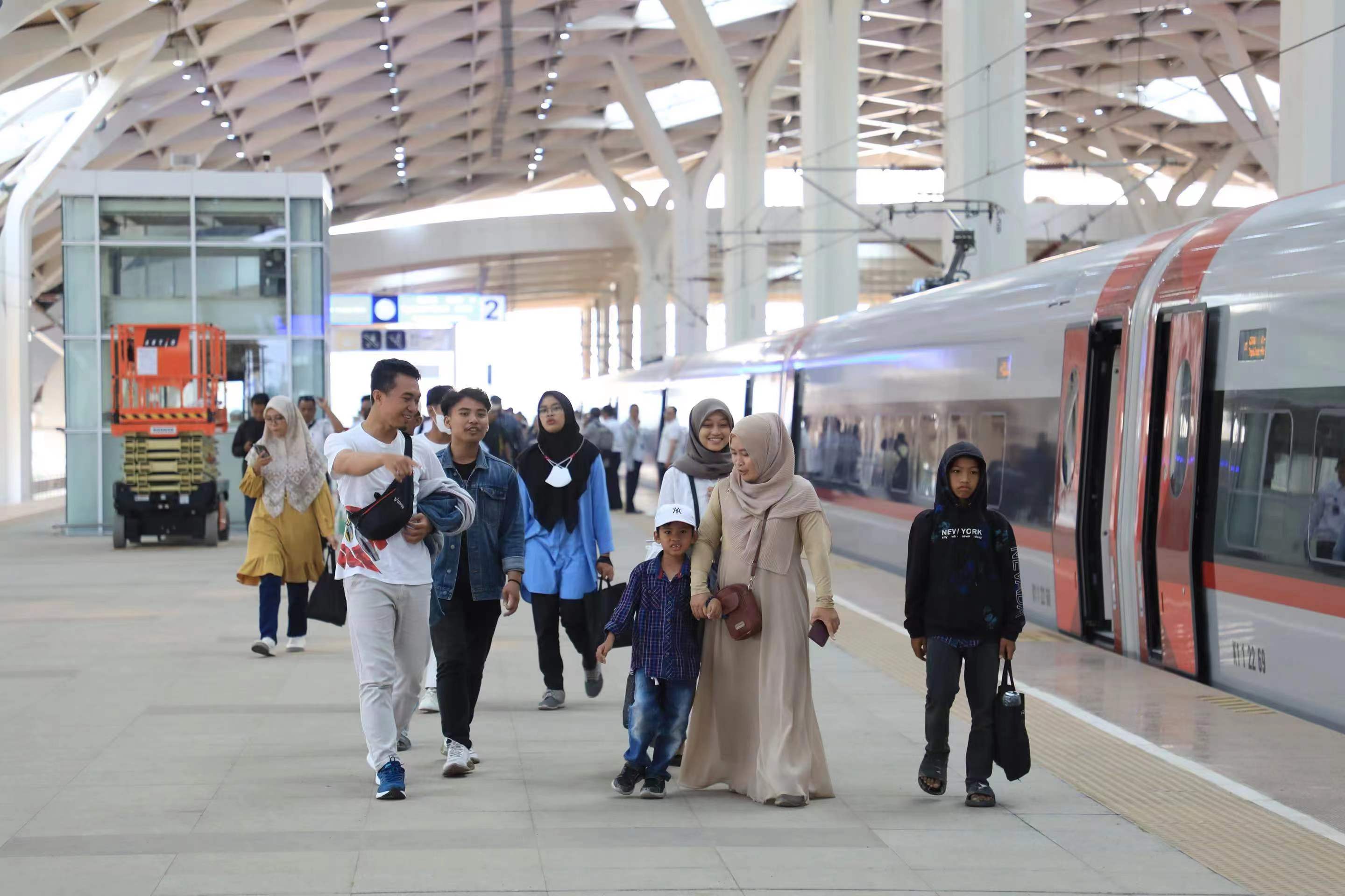 ジャカルタ―バンドン高速鉄道の駅のプラットホームを歩く乗客（写真提供・中国鉄路国際有限公司）。