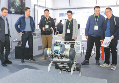 15日に行われた上海国際電力設備及び技術展示会では、スタッフがサーモグラフィーデュアルスペクトル雲台を搭載した四足歩行ロボットによる階段上りと巡回点検をデモする様子。人民日報海外版が伝えた。撮影・王翔