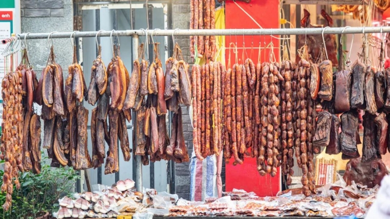 11月15日、四川省成都市で撮影された各種の塩漬け肉などが吊るされている様子（写真著作権は視覚中国が所有のため転載禁止）。