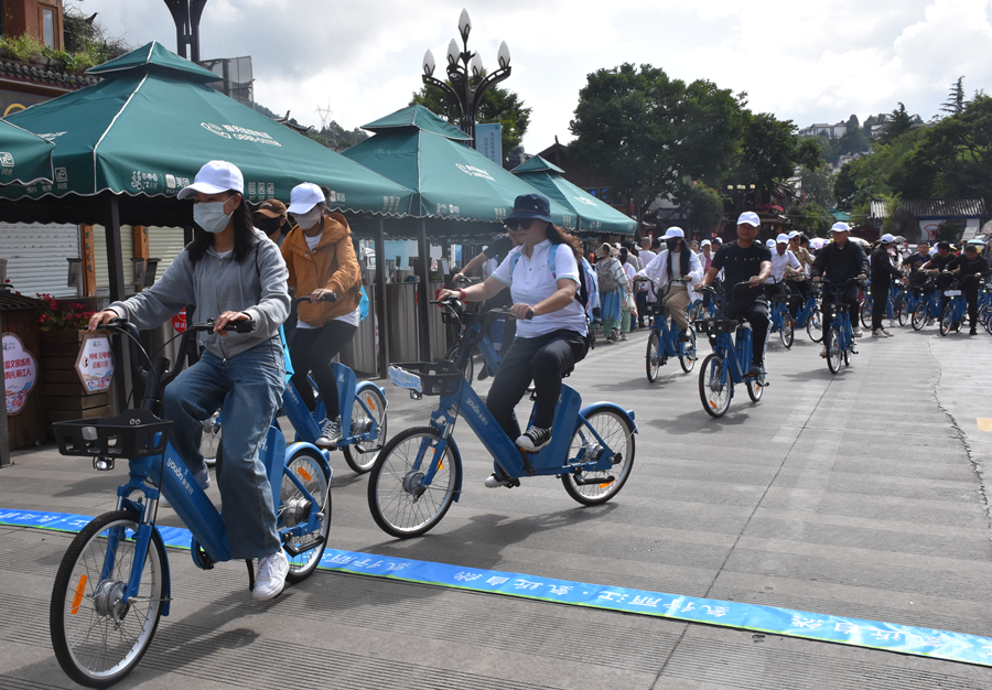 雲南省麗江市で行われた水素電動アシスト自転車を体験する公益イベント（8月13日撮影）。画像提供は新華網（撮影・陳俊佳）