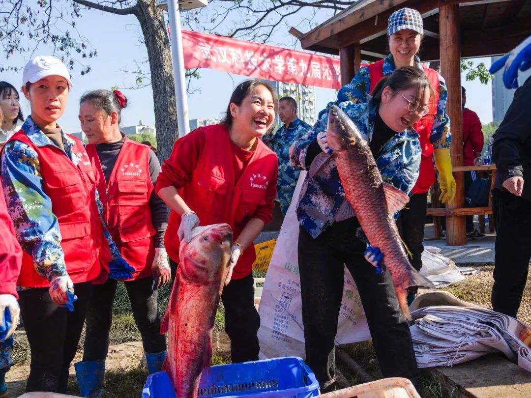 魚を食べよう！湖北省の武漢科技大学で魚捕り＆グルメイベント