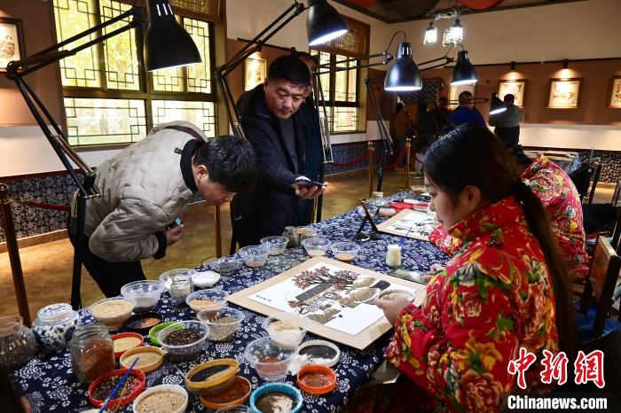 様々な穀物などを使って描く「館陶粮画」　河北省邯鄲