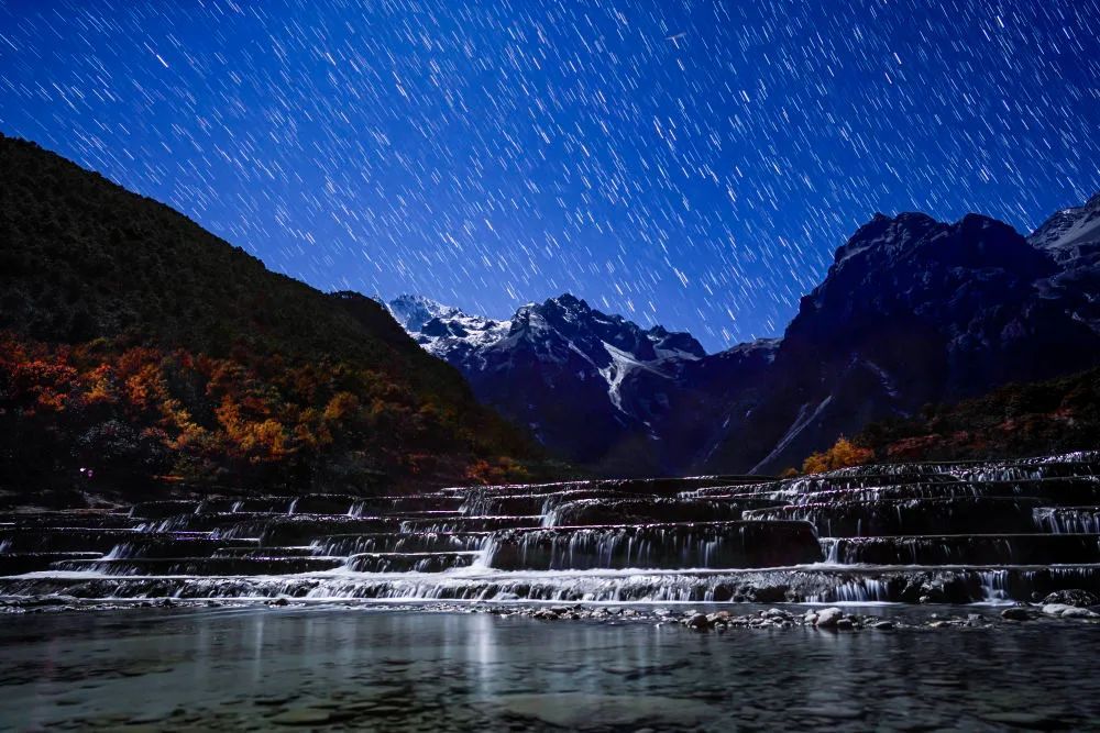 玉竜雪山の麓で撮影された星の軌跡。
