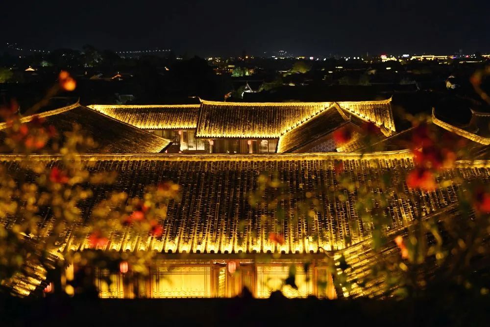 ライトアップされ美しく輝く麗江古城。