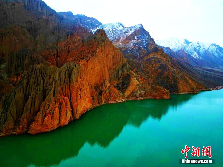 努爾加大峡谷の冬景色　新疆・昌吉