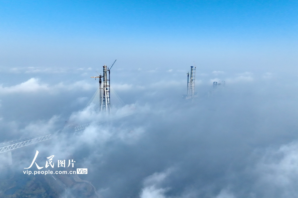 江蘇省常州市で、霧に包まれた常泰長江大橋が見え隠れする様子（11月27日撮影・陳暐/写真著作権は人民図片が所有のため転載禁止 ）。