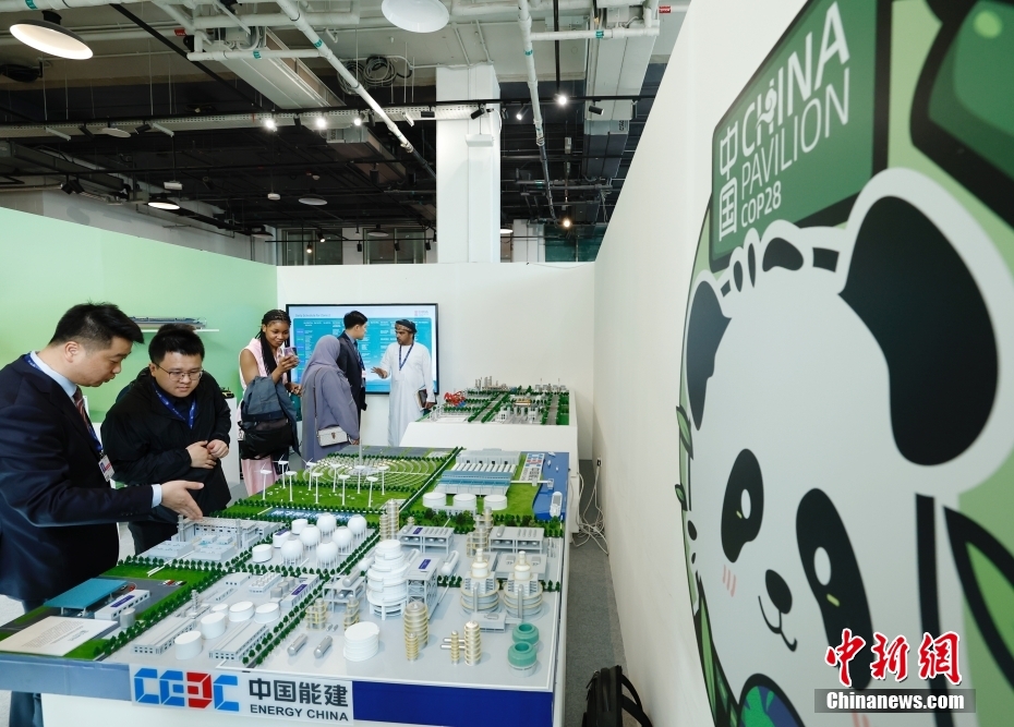 「COP28」中国パビリオンを訪れた来場者（撮影・韓海丹）。