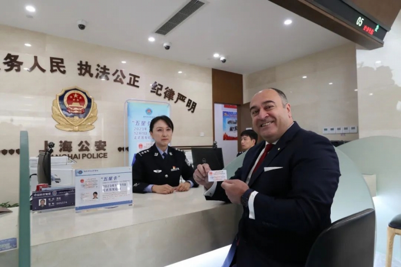 12月1日、北京や天津、上海の公安出入国管理当局で「五星カード」を受け取った外国人（撮影・張権、戴涛、方喆）。
