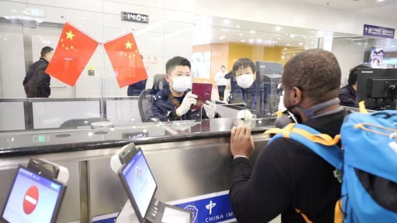  12月1日、6ヶ国を対象にしたビザ免除措置実施初日に、上海浦東国際空港の入国審査場で審査を受ける外国人（写真提供・新華社）。