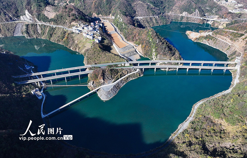 上空から撮影した陝西省安康市鎮坪県の白土嶺ダムの友誼村特大橋（12月4日、撮影・王警/写真著作権は人民図片が所有のため転載禁止）。