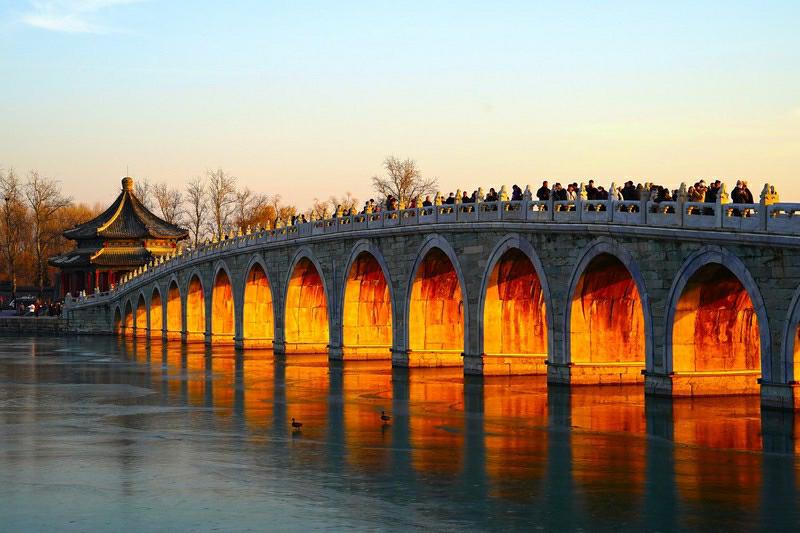 頤和園十七孔橋の「光のトンネル」が今年も現る　北京