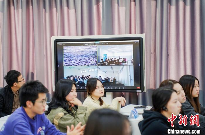  イベントはオンライン中継で中日韓の教室をつないで行われた。（写真提供は紹興市文化・観光局）