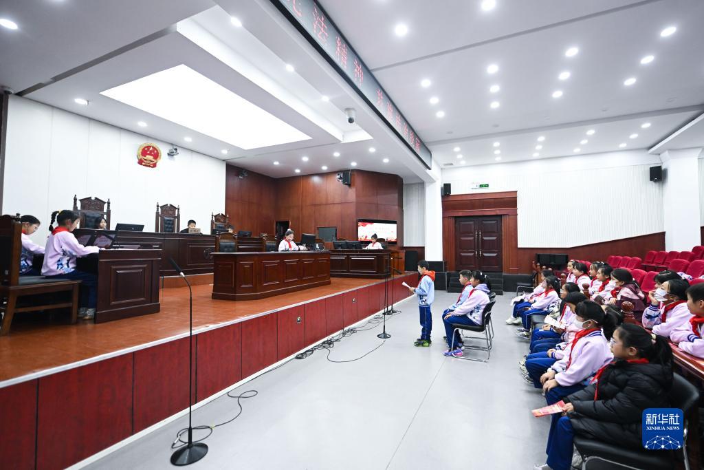 青海省西寧市の裁判所が企画した「模擬裁判」に小学生が参加