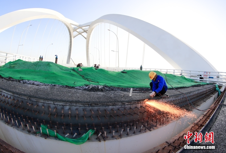 京雄大橋の建設現場で施工する作業員（12月6日撮影・賈天勇）。