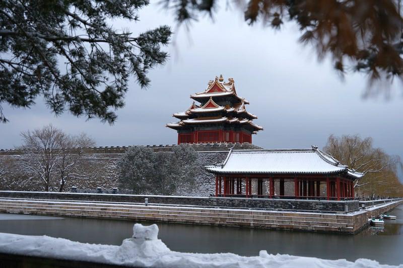 北京に初雪　雪化粧を施した故宮角楼