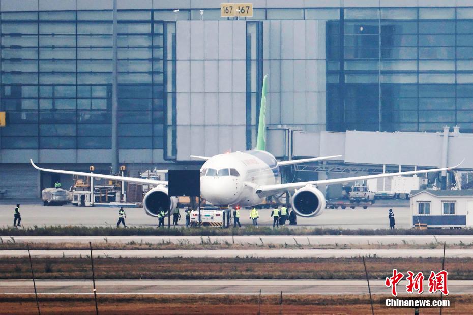 中国国産大型旅客機C919とジェット機ARJ21が初めて香港特区で披露