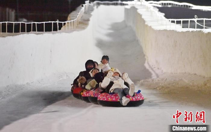 氷と雪のテーマパーク「長春氷雪新天地」がオープン　吉林省