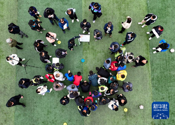 12月12日、「プレミアスキル」をテーマとした末端のサッカーコーチ育成プロジェクトの受講者（ドローンで撮影・劉続）。