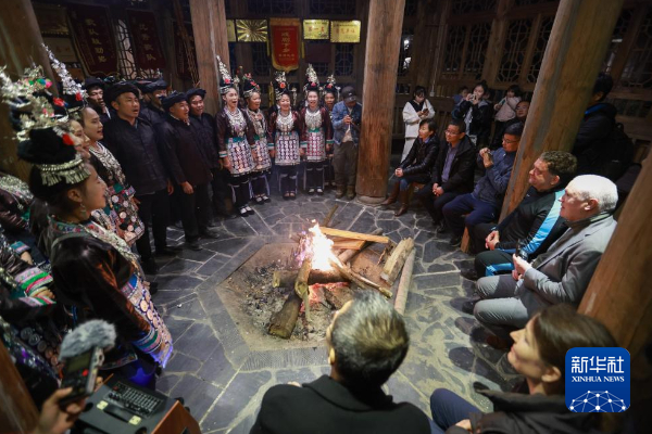 12月11日、「プレミアスキル」の講師たちを歌やダンスで迎える榕江県の少数民族の人たち（撮影・劉続）。