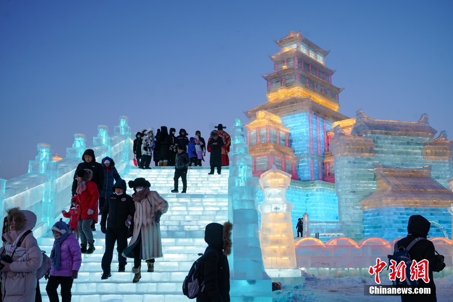 哈爾浜氷雪大世界がプレオープン！第一陣の来園客を迎える　黒竜江省