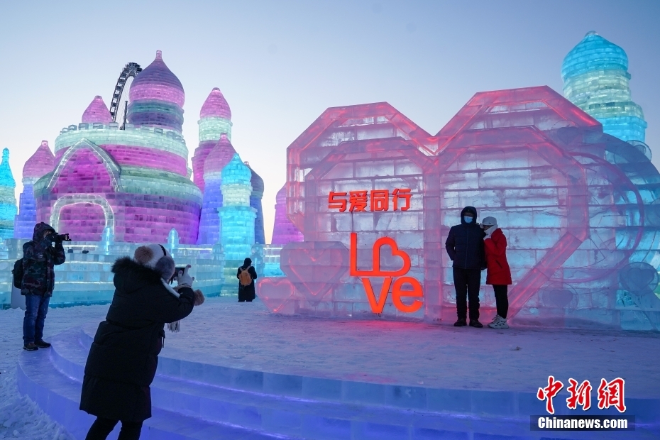 哈爾浜氷雪大世界がプレオープン！第一陣の来園客を迎える　黒竜江省