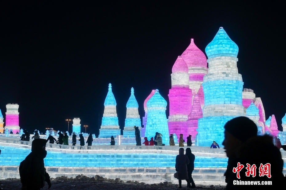 哈爾浜氷雪大世界がプレオープン！第一陣の来園客を迎える　黒竜江省