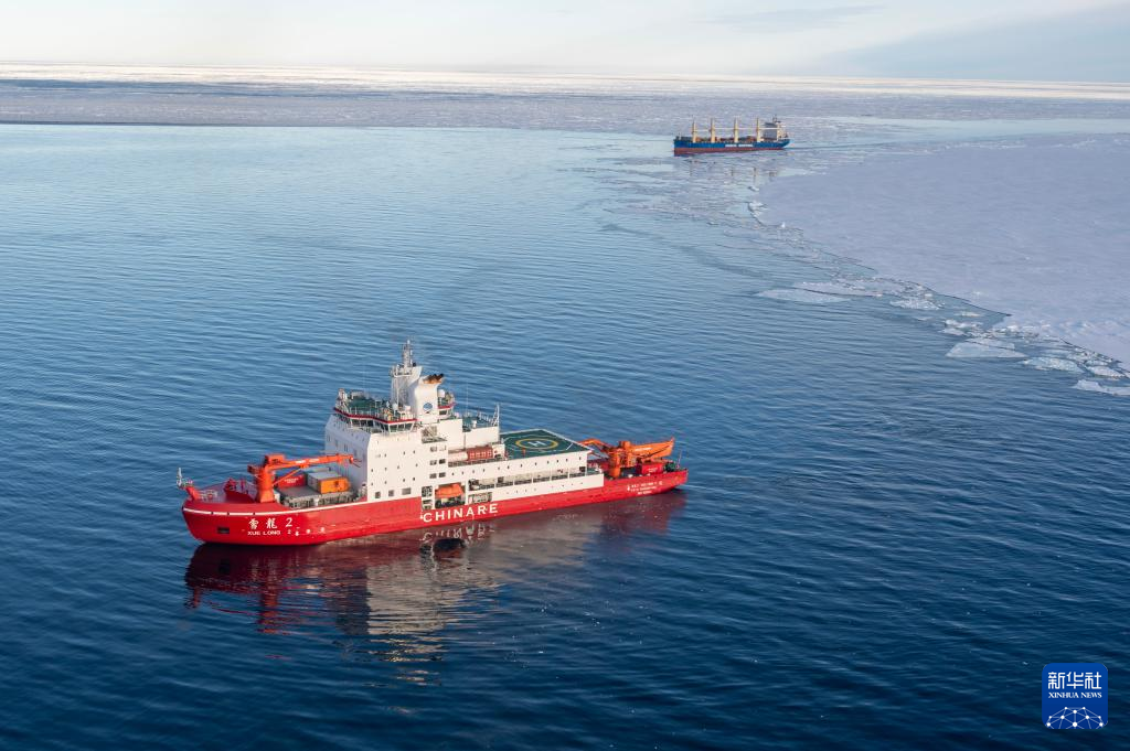 6日、複雑な氷域を通過した極地科学観測砕氷船「雪竜2」号と貨物船「天恵」。撮影・周圓
