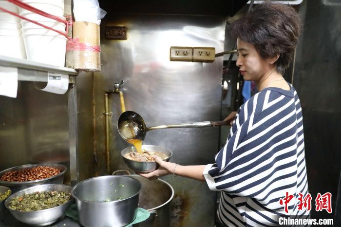  台北市万華区にある柳州タニシ麺の店で、オーナーがタニシ麺を作っているところ。（撮影・陳小願）