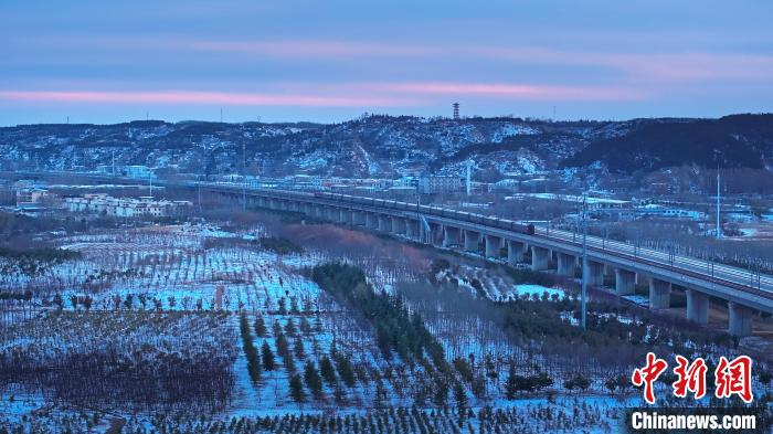 黄河大橋を走り抜ける「雪国列車」　河南省鄭州