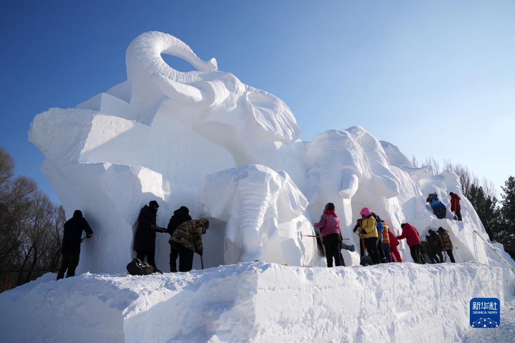 第36回哈爾浜太陽島雪博会で急ピッチで進められる雪像制作作業　黒竜江省