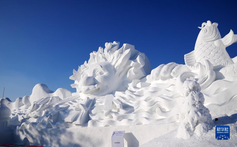 第36回哈爾浜太陽島雪博会で急ピッチで進められる雪像制作作業　黒竜江省