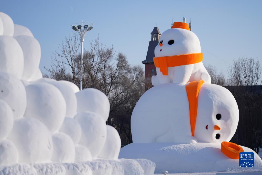 第36回哈爾浜太陽島雪博会で急ピッチで進められる雪像制作作業　黒竜江省