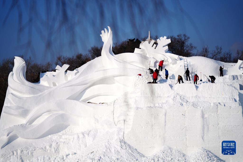 第36回哈爾浜太陽島雪博会で急ピッチで進められる雪像制作作業　黒竜江省