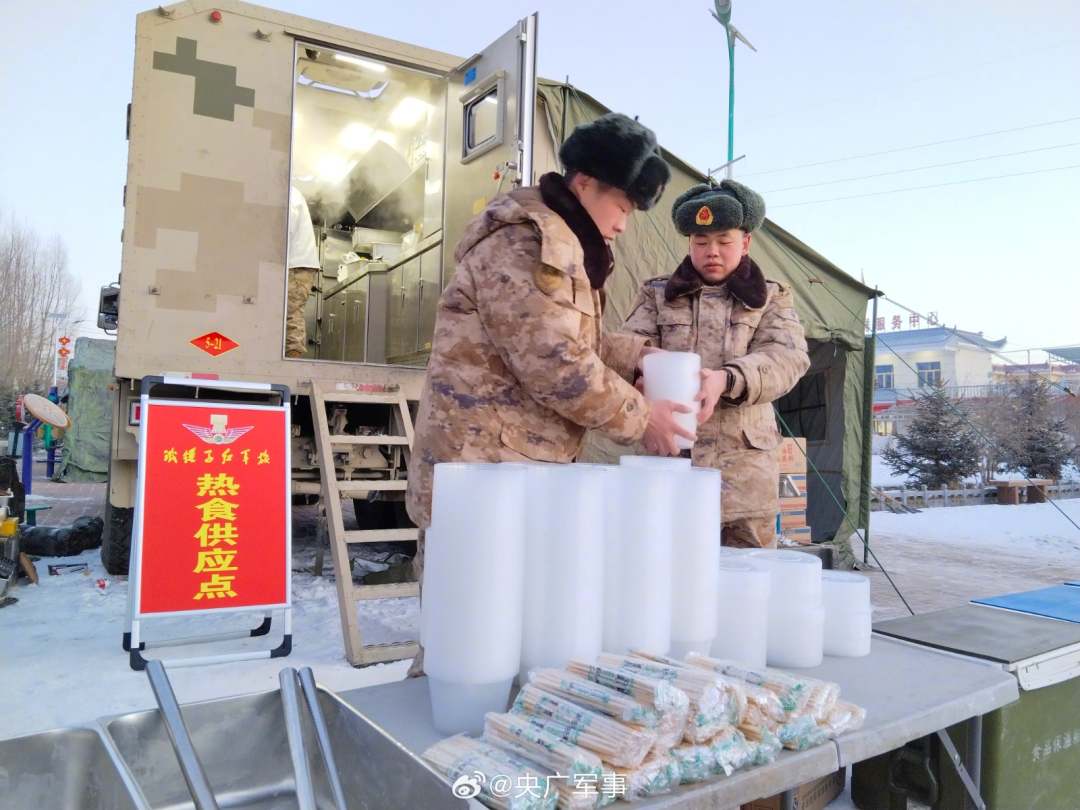 甘粛積石山M6.2地震の被災地で兵士が炊き出し