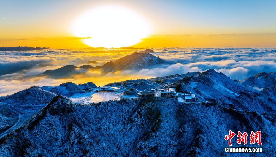 巴山大峡谷に広がる雲海と雪景色の絶景　四川省