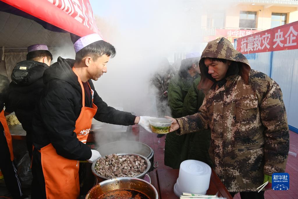 仮設住宅で熱々の牛肉麺を提供　甘粛省