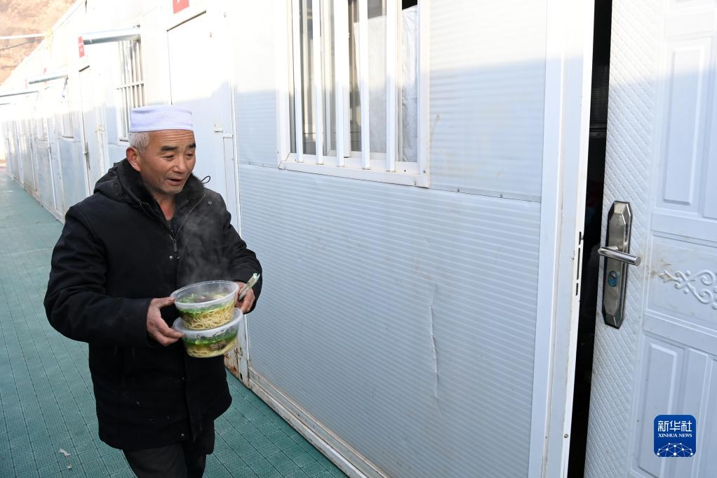仮設住宅で熱々の牛肉麺を提供　甘粛省