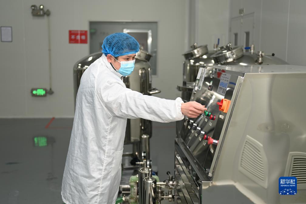 「化粧産業ビレッジ」の香水メーカー工場で働く作業員（12月21日撮影・黄宗治）。