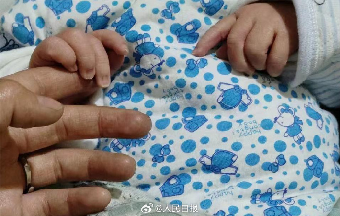 地震被災後に誕生した体重3750グラムの赤ちゃん！母子ともに健康　甘粛省