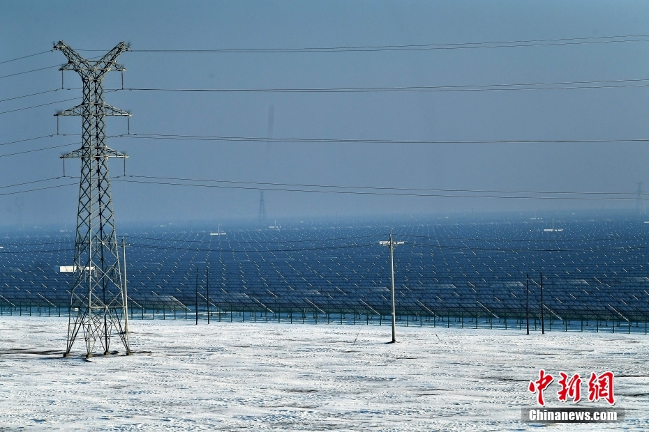 まるで青い海のような集中連系型太陽光発電パネル　新疆