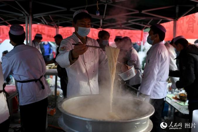 炊き出しをして、被災者に「牛肉麺」を無料で提供するボランティア。撮影・翁奇羽
