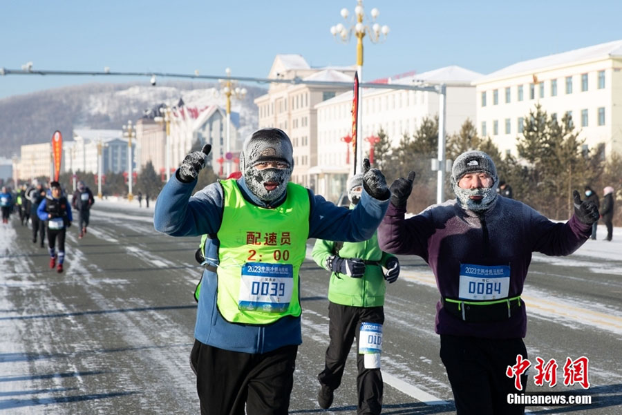 氷点下38度で中国極寒マラソン　内蒙古