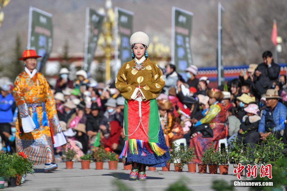 12月24日に行われたチベット民族ファッションショーの様子（撮影・貢嘎来松）。