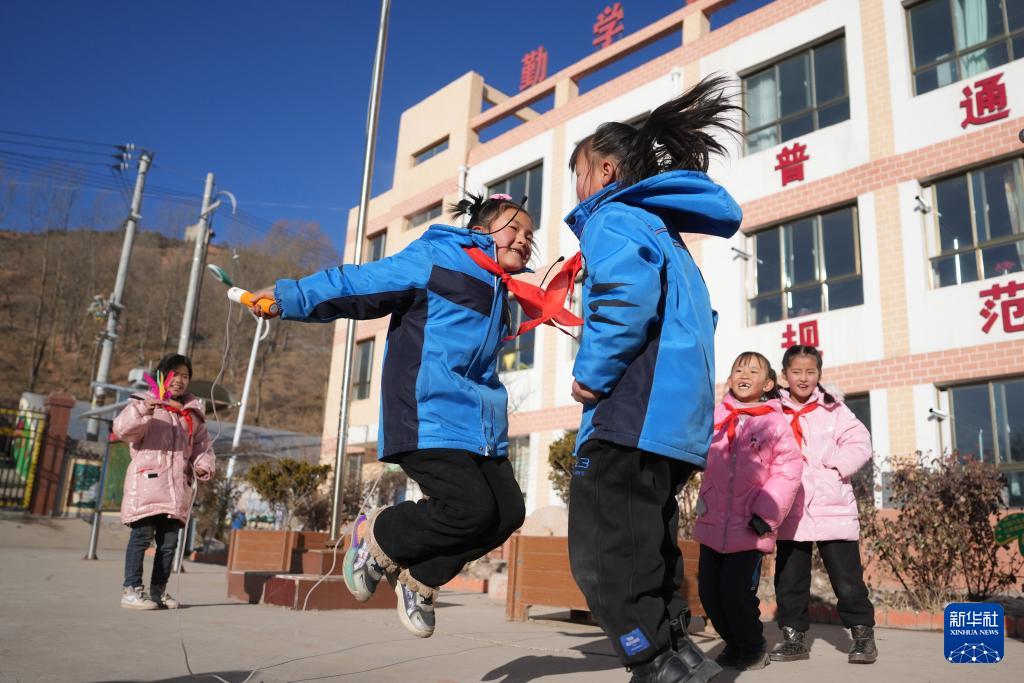 甘粛積石山M6.2地震被災地で学校の授業再開へ　甘粛省