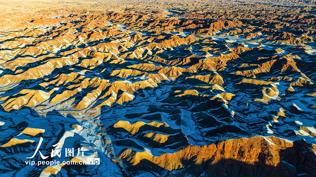 うっすらと雪化粧した赤い大地「丹霞」　甘粛省張掖